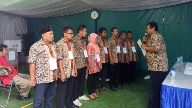 Pembacaan sumpah anggota KPPS di TPS 08 Foto: Nadia Jovita Injilia Riso/kumparan