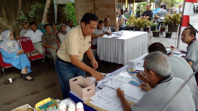 Handphone, dompet dan kunci dititipkan ke KPPS (Foto: Aria Pradana/kumparan)