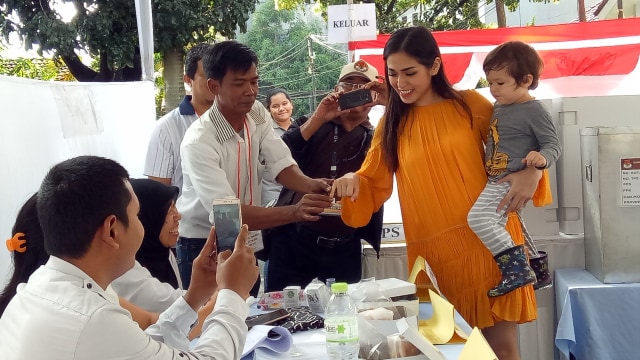Jessica mencelupkan jari ke tinta usai mencoblos. (Foto: Prabarini Kartika/kumparan)