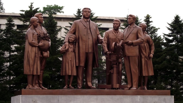 Patung sosok Kim Il Sung dan kerabatnya. (Foto: Wikimedia Commons)