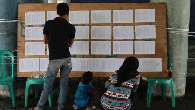 Ilustrasi warga mengecek Daftar Pemilih Tetap (DPT) Foto: Fanny Kusumawardhani/kumparan