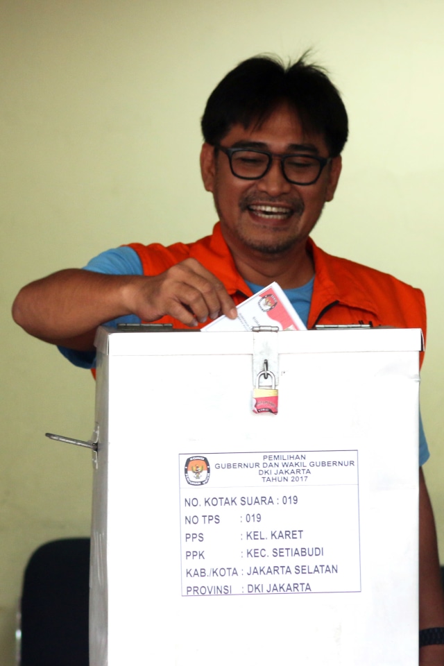 Choel Mallarangeng memilih di Gedung KPK (Foto: Rivan Awal Lingga/antara)