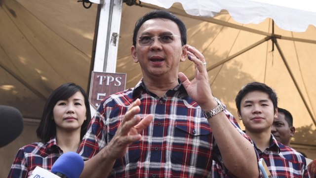 Ahok di TPS 54 Pantai Mutia, Pluit. (Foto: Hafidz Mubarak/Antara)