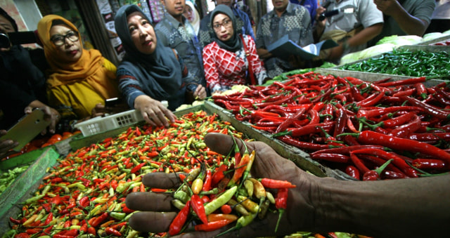 Pembeli sedang menawar harga cabai. (Foto: Antara/Prasetia Fauzani)