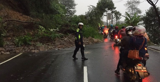 Pengamanan di sekitar longsor. (Foto: Twitter @TMCPolresBogor)
