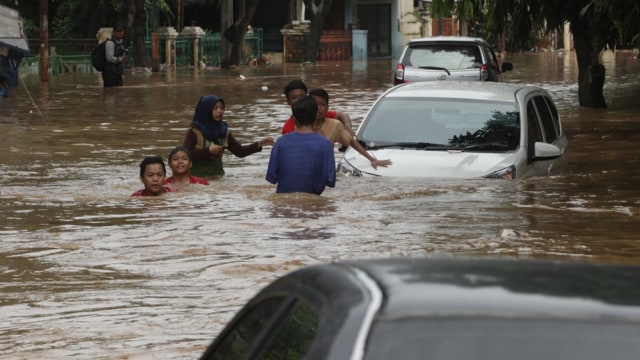 Mobil di Bukit Duri terendam banjir. (Foto: Fanny Kusumawardhani/kumparan)