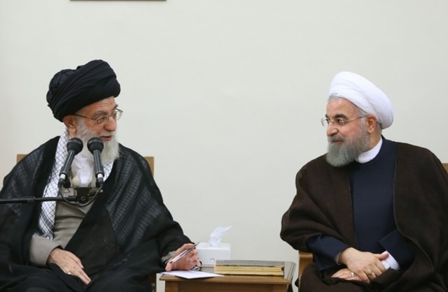Khamenei dan Hassan Rouhani. (Foto: Dok. Wikimedia)