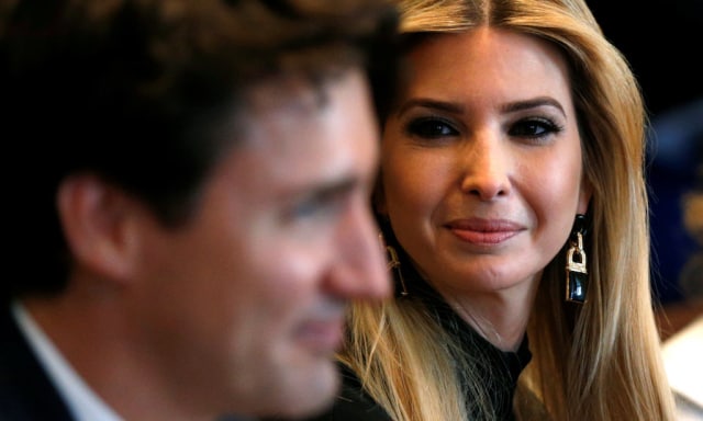 Ivanka Trump senyum kepada Justin Trudeau (Foto: REUTERS/Kevin Lamarque)