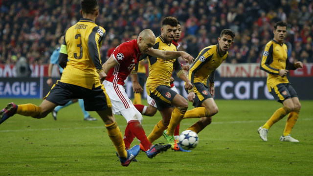 Arjen Robben dikepung pemain Arsenal. (Foto: Michaela Rehle/Reuters)