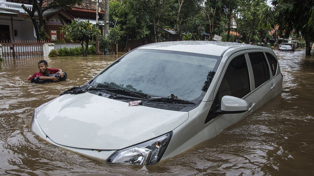 Mobil terendam banjir di Bukit Duri (16/2) (Foto: Aprillio Akbar/Antara)