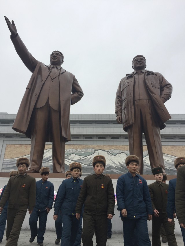 Masyarakat Korut rayakan ulang tahun Kim Jong-il. (Foto: Associated Press)