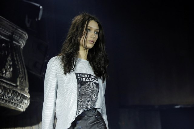 Bella Hadid use creations from the Alexander Wang. (Foto: REUTERS/Andrew Kelly)