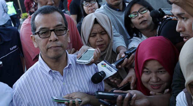 Emirsyah memberikan pernyataan usai diperiksa KPK. (Foto: Fanny Kusumawardhani/kumparan)