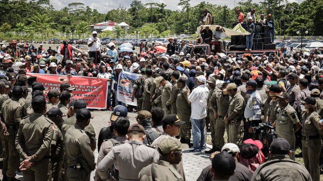 Demo karyawan Freeport di Kantor Bupati Mimika (Foto: Vembri Waluyas/Antara Foto)