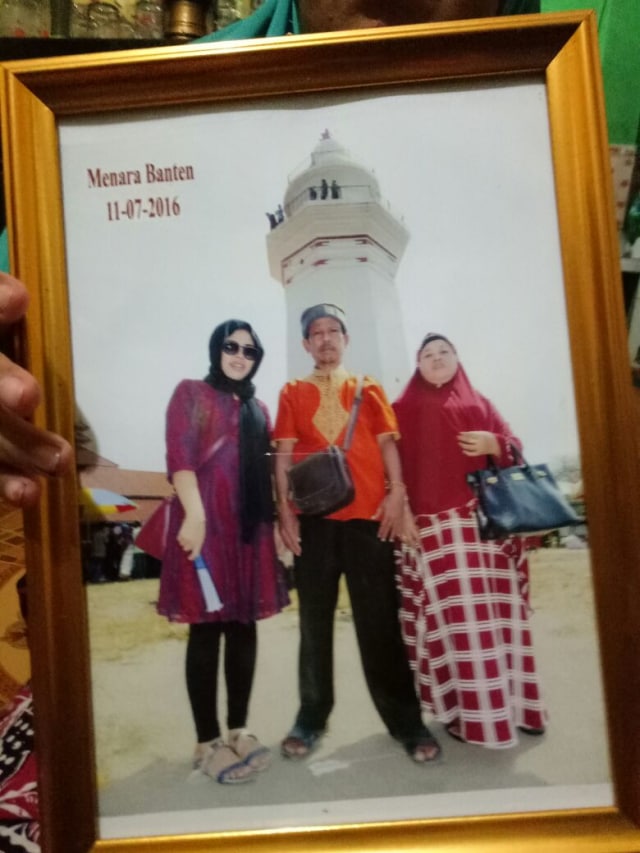 Siti Aisyah bersama orang tuanya. (Foto: Fahrian Saleh/kumparan)