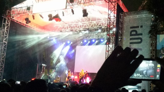 Aksi musisi di atas panggung Warpaint (Foto: Prabarini Kartika/kumparan)