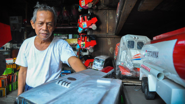 Penjual mainan kayu yang tersisa. (Foto: Kevin Kurnianto/kumparan)