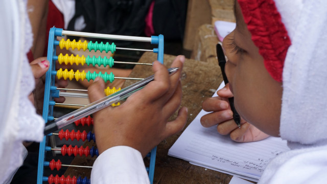 Murid sekolah terpal belajar menghitung. (Foto: Aditia Noviansyah/kumparan)