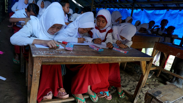 Duduk berdesakan tak jadi halangan belajar. (Foto: Aditia Noviansyah/kumparan)