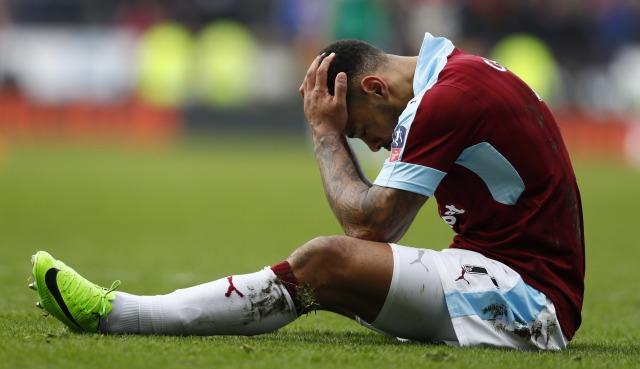 Terpukulnya pemain Burnley, Andre Gray. (Foto: Jason Cairnduff/Reuters)