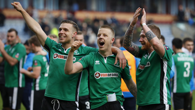 Para pemain Lincoln City yang berbahagia. (Foto: Jason Cairnduff/Reuters)