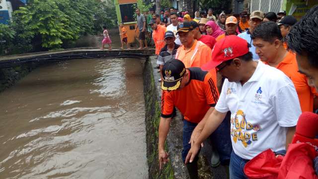 Djarot ikut kerja bakti di Jalan PLK II. (Foto: Amanaturrosyidah/kumparan)