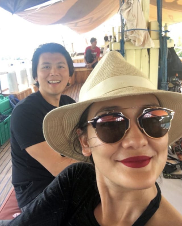Luna Maya kompak berbaju hitam dengan Reino (Foto: Instagram @lunamaya)