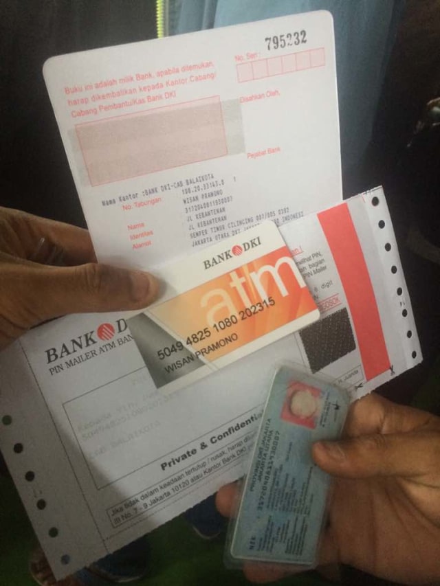 Kartu ATM Bank DKI yang diterimakan warga. (Foto: Istimewa)