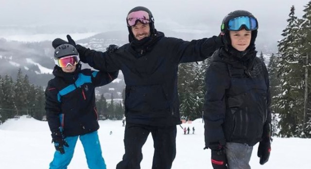 David Beckham liburan main snowboarding (Foto: Instagram @davidbeckham)