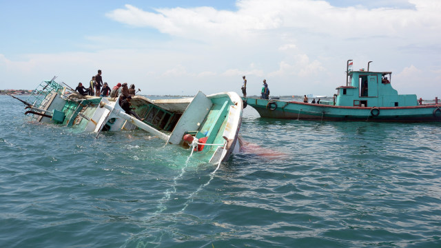 Penenggelaman kapal ikan di Tanjung Benoa (Foto: Wira Suryantala/ANTARA)