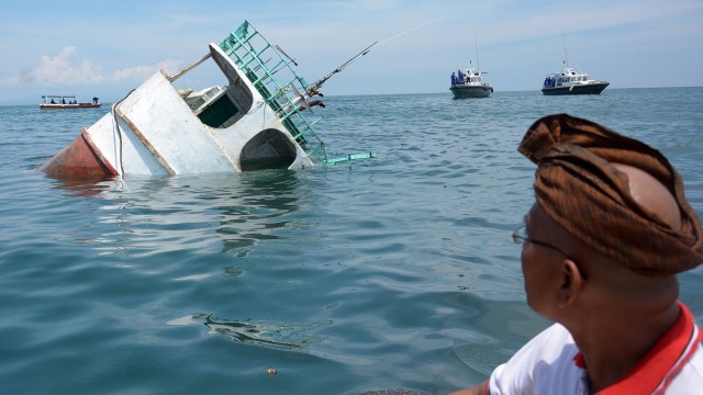 Penenggelaman kapal ikan di Tanjung Benoa (Foto: Wira Suryantala/ANTARA)