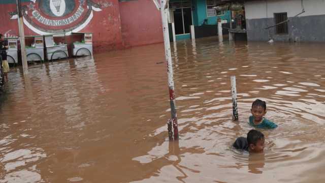 Anak-anak terlihat berenang saat terjadi banjir. (Foto: Fanny Kusumawardhani/kumparan)