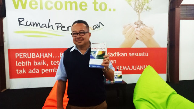 Rhenald Kasali menunjukkan buku barunya. (Foto: Wandha Hidayat/kumparan)