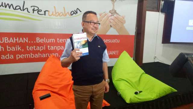 Rhenald Kasali dan buku barunya. (Foto: Wandha Hidayat/kumparan)