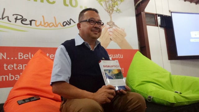Buku baru Rhenald Kasali berjudul 'Disruption'. (Foto: Wandha Hidayat/kumparan)