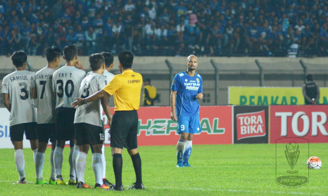 Sergio van Dijk bersiap melakukan tendangan bebas. (Foto: Dok. PSSI)