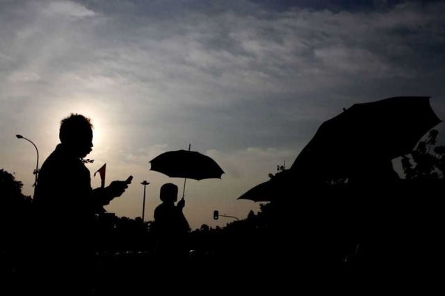 Mereka Yang Terus Bergerak dan ‘Diam’ di Bawah Payung Hitam