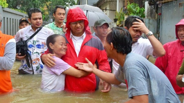 Anies menyapa warga korban banjir. (Foto: Dokumentasi Timses Anies-Sandi)