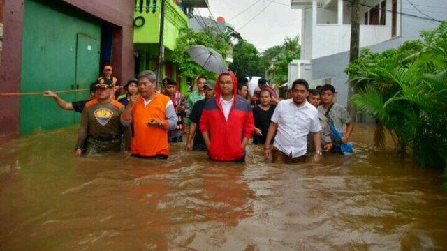 Anies memantau banjir di Cipinang Melayu. (Foto: Dokumentasi Timses Anies-Sandi)