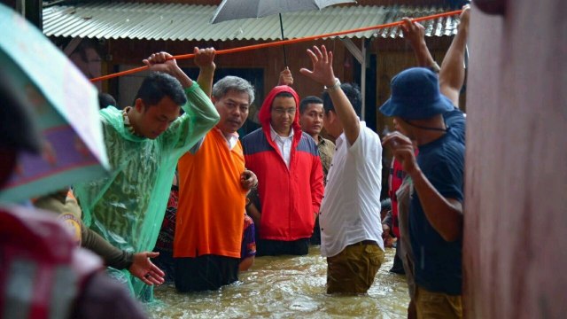 Anies meninjau kawasan banjir di Cipinang Melayu (Foto: Dokumentasi Timses Anies-Sandi)