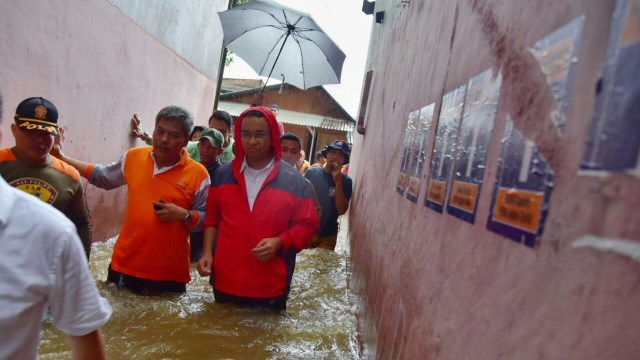 Anies memantau banjir di Cipinang Melayu. (Foto: Dokumentasi Timses Anies-Sandi)