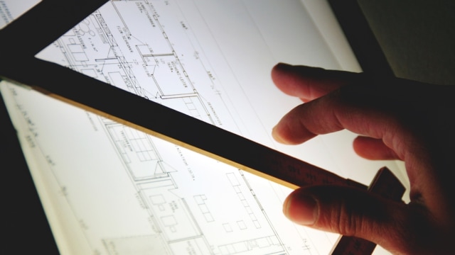 Arsitek sedang menggambar. (Foto: Pixabay/Andreas)