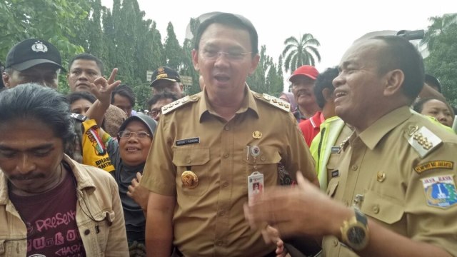 Ahok tinjau korban banjir di Cipinang Melayu. (Foto: Nadia Riso/kumparan)