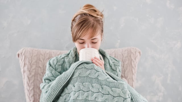 Hangatkan badan dengan secangkir teh chamomile. (Foto: Thinkstock)