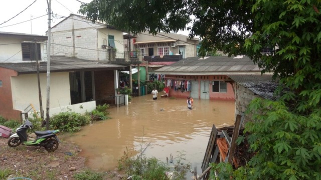 Ahok meninjau lokasi banjir di Cipinang Melayu. (Foto: Nadia Jovita Injilia Riso/kumparan)