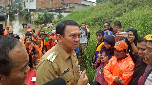 Ahok meninjau lokasi banjir di Cipinang Melayu. (Foto: Nadia Jovita Injilia Riso/kumparan)