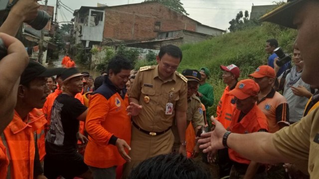 Ahok meninjau lokasi banjir di Cipinang Melayu. (Foto: Nadia Jovita Injilia Riso/Kumparan)