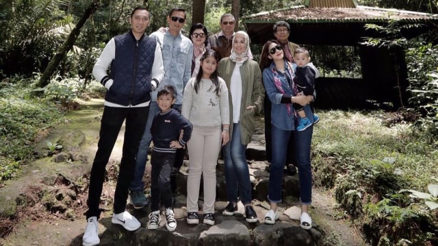 SBY bersama keluarga di Tawangmangu. (Foto: Instagram @annisayudhoyono)