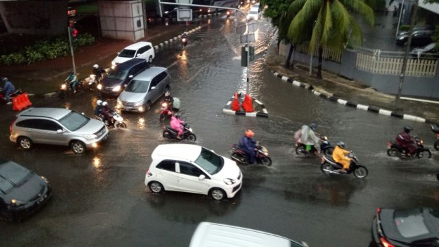 Kondisi jalan di ruas perempatan Kuningan. (Foto: Indra Subagja/kumparan)