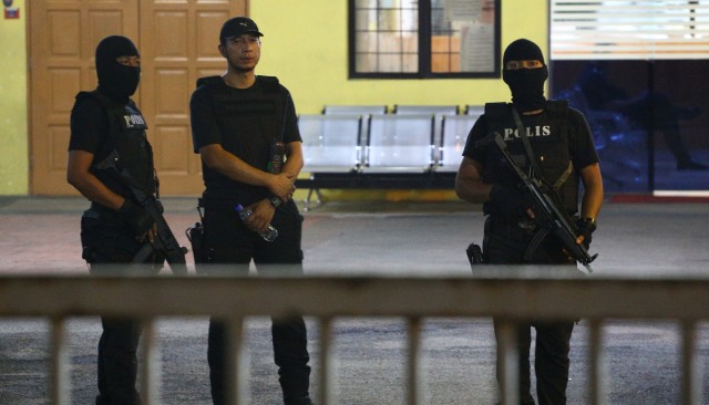 Penjagaan ruang forensik oleh polisi Malaysia. (Foto: REUTERS)